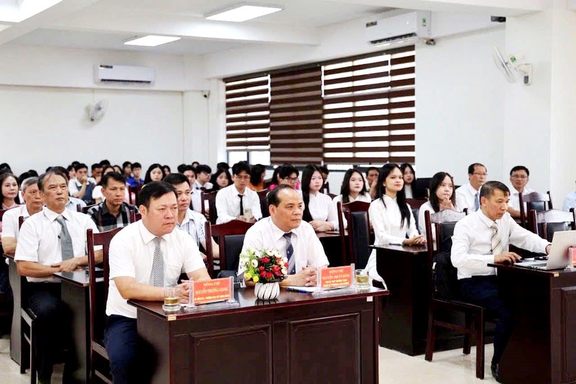 10 học sinh ưu t&uacute; Trường THPT Chuy&ecirc;n L&agrave;o Cai được kết nạp v&agrave;o Đảng - Ảnh 3.