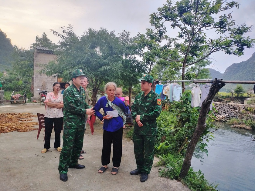 Cao Bằng: Đồn Bi&ecirc;n ph&ograve;ng Ngọc C&ocirc;n kịp thời cứu hộ c&ocirc;ng d&acirc;n gặp nạn tr&ecirc;n s&ocirc;ng Qu&acirc;y Sơn - Ảnh 2.