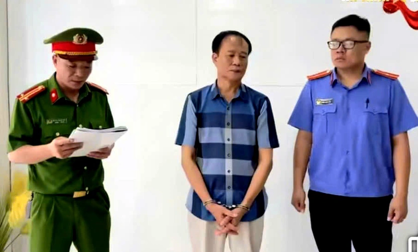 Bắt 3 nguy&ecirc;n c&aacute;n bộ thuế do thu ph&iacute; hạ tầng sai quy định ở Cửa khẩu Kim Th&agrave;nh &ndash; L&agrave;o Cai - Ảnh 1.