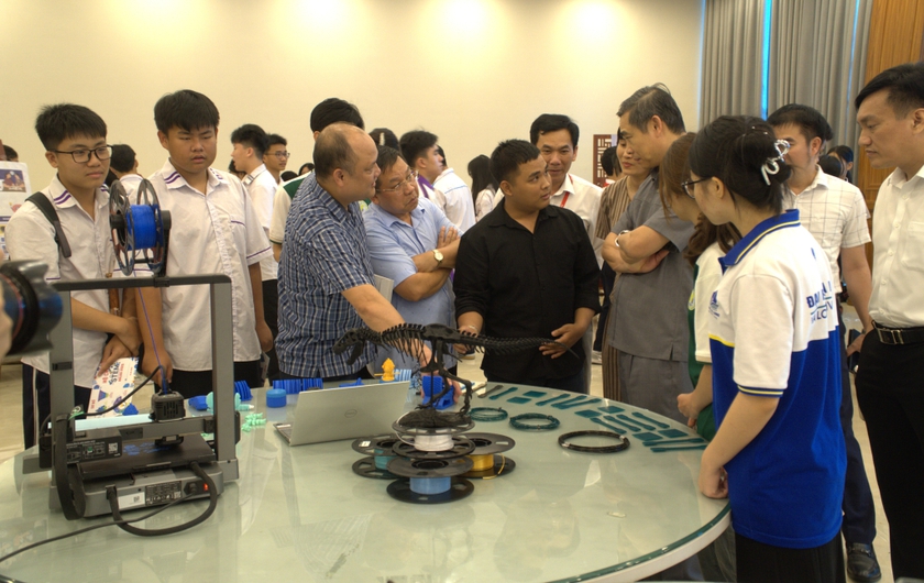 Phát triển giai đoạn mới, Quảng Ninh xác định giáo dục và đào tạo là giải pháp căn cơ nhất - Ảnh 2.