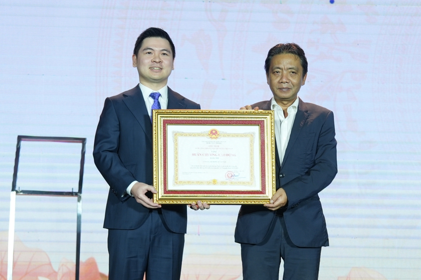 Câu lạc bộ bóng đá Hà Nội vinh dự đón nhận Huân chương Lao động hạng Nhì- Ảnh 1. Câu lạc bộ bóng đá Hà Nội vinh dự đón nhận Huân chương Lao động hạng Nhì- Ảnh 1.