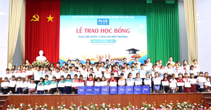 Hội Khuyến học th&agrave;nh phố Đồng Nai phối hợp trao 100 suất học bổng "PLUS tiếp bước c&ugrave;ng em đến trường" - Ảnh 4.