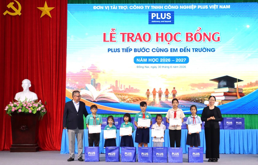 Hội Khuyến học th&agrave;nh phố Đồng Nai phối hợp trao 100 suất học bổng "PLUS tiếp bước c&ugrave;ng em đến trường" - Ảnh 1.