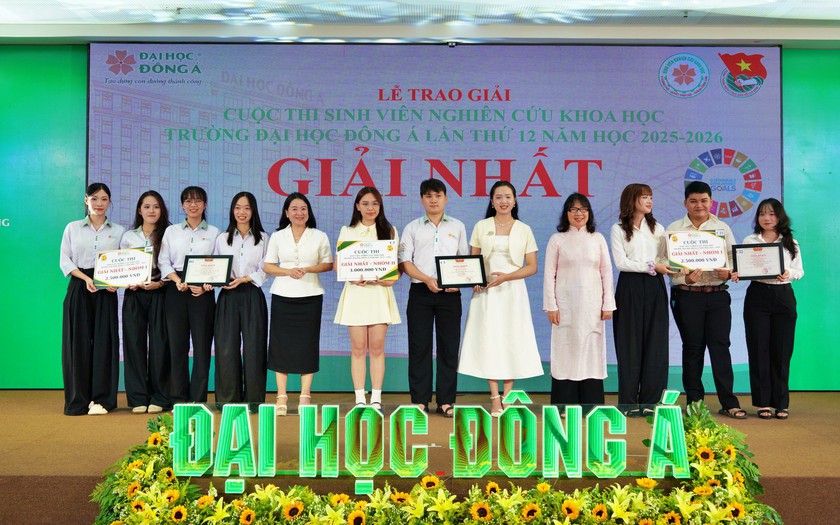 Trường Đại học Đ&ocirc;ng &Aacute; khen thưởng sinh vi&ecirc;n nghi&ecirc;n cứu khoa học v&agrave; dự &aacute;n khởi nghiệp - Ảnh 3.