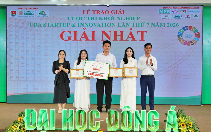 Trường Đại học Đ&ocirc;ng &Aacute; khen thưởng sinh vi&ecirc;n nghi&ecirc;n cứu khoa học v&agrave; dự &aacute;n khởi nghiệp - Ảnh 2.