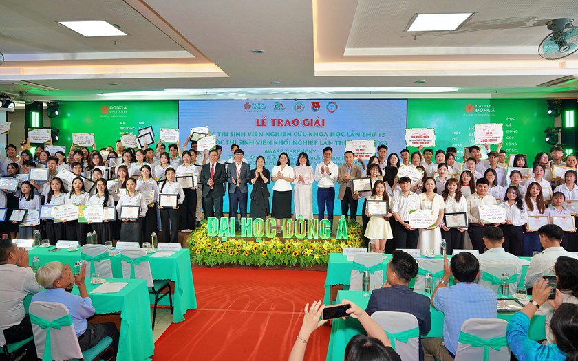 Trường Đại học Đ&ocirc;ng &Aacute; khen thưởng sinh vi&ecirc;n nghi&ecirc;n cứu khoa học v&agrave; dự &aacute;n khởi nghiệp - Ảnh 1.