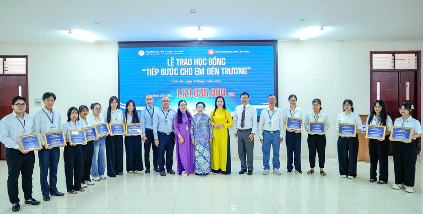 Hội Khuyến học tỉnh Lâm Đồng trao hơn 1,1 tỷ đồng học bổng cho sinh viên ngành Y dược học tại Cần Thơ - Ảnh 1.