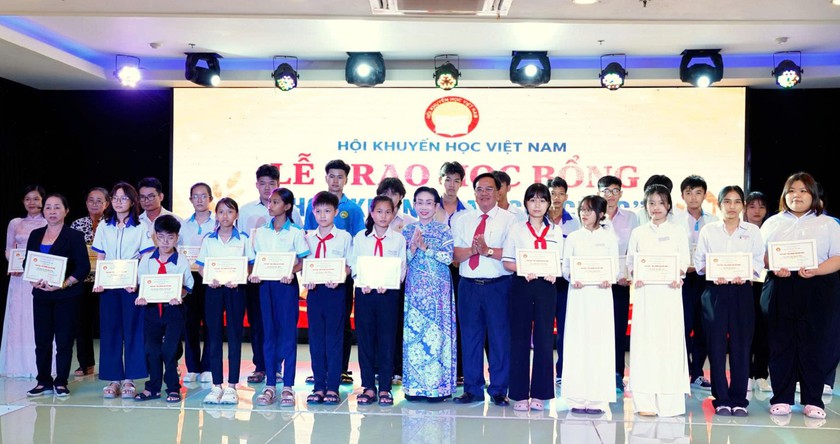 Hội Khuyến học Việt Nam trao học bổng “Học không bao giờ cùng” lần thứ 6 vinh danh 310 tấm gương tiêu biểu - Ảnh 10.