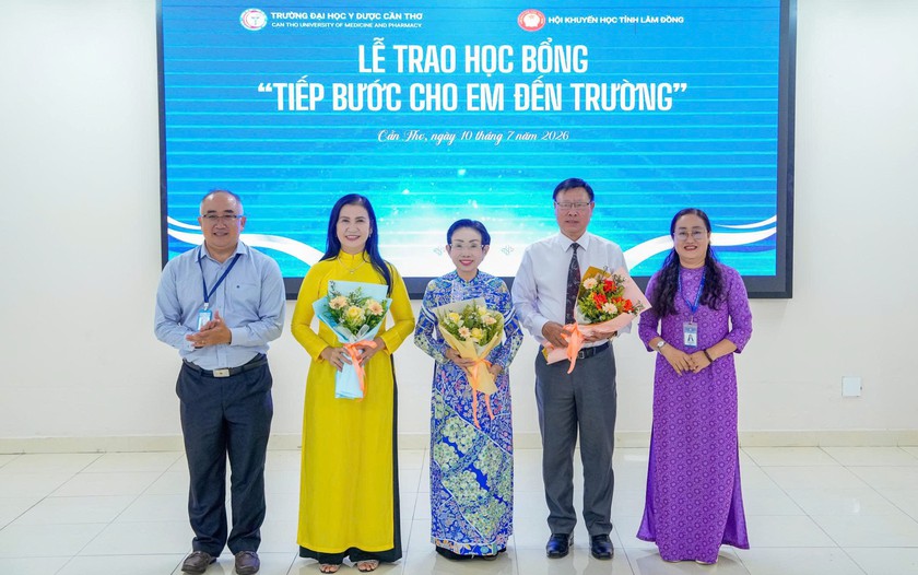 Hội Khuyến học tỉnh Lâm Đồng trao hơn 1,1 tỷ đồng học bổng cho sinh viên ngành Y dược học tại Cần Thơ - Ảnh 2.