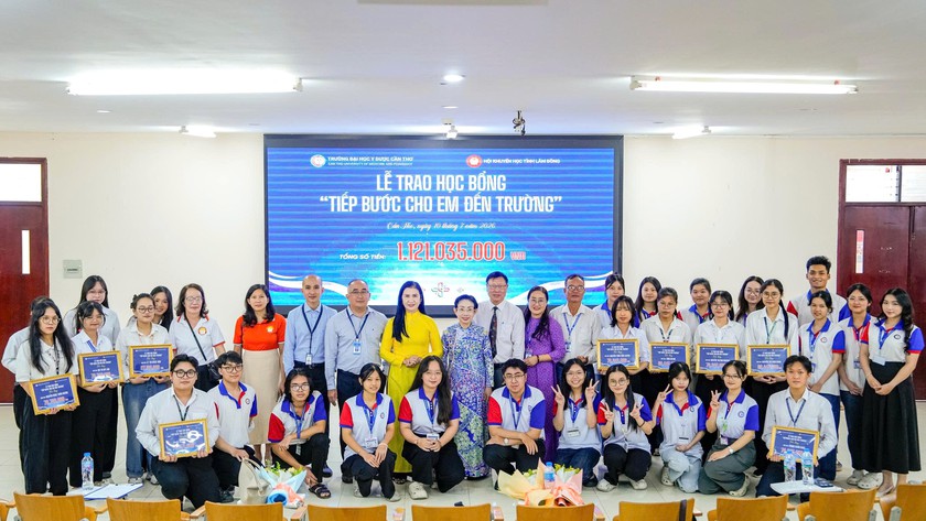 Hội Khuyến học tỉnh Lâm Đồng trao hơn 1,1 tỷ đồng học bổng cho sinh viên ngành Y dược học tại Cần Thơ - Ảnh 3.