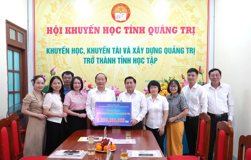 Hội Khuyến học tỉnh Quảng Trị tiếp nhận 1 tỷ đồng Quỹ Khuyến học từ Tỉnh ủy Kh&aacute;nh H&ograve;a - Ảnh 1.
