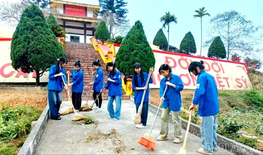 L&agrave;o Cai  tổ chức 22 đo&agrave;n c&ocirc;ng t&aacute;c đến thăm hỏi, tặng qu&agrave; hơn 11.600 gia đ&igrave;nh ch&iacute;nh s&aacute;ch, người c&oacute; c&ocirc;ng ở địa phương - Ảnh 3.