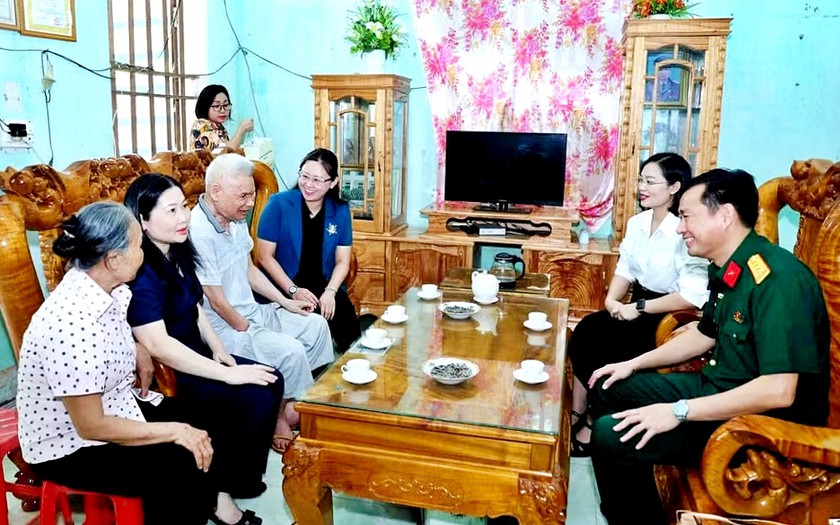 L&agrave;o Cai  tổ chức 22 đo&agrave;n c&ocirc;ng t&aacute;c đến thăm hỏi, tặng qu&agrave; hơn 11.600 gia đ&igrave;nh ch&iacute;nh s&aacute;ch, người c&oacute; c&ocirc;ng ở địa phương - Ảnh 1.