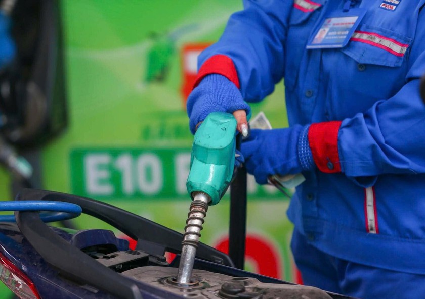 Người ti&ecirc;u d&ugrave;ng kh&ocirc;ng c&ograve;n nhiều băn khoăn về xăng E10 - Ảnh 1.