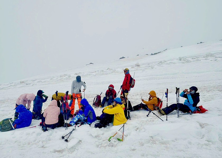 Chinh phục Elbrus: H&agrave;nh tr&igrave;nh "c&acirc;n n&atilde;o" tr&ecirc;n n&oacute;c nh&agrave; ch&acirc;u &Acirc;u - Ảnh 2.