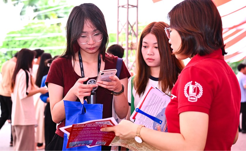 Chọn nguyện vọng v&agrave;o đại học 2026: Kh&ocirc;ng để điểm chuẩn dự b&aacute;o giới hạn đam m&ecirc; - Ảnh 1.
