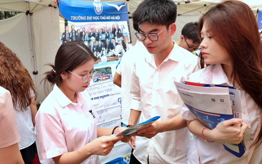 Tuyển sinh đại học năm 2026: Nơi chen ch&acirc;n kh&ocirc;ng lọt, chỗ mỏi mắt t&igrave;m người - Ảnh 1.