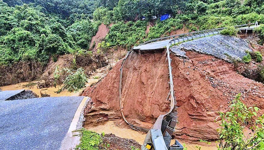 Mưa lớn l&agrave;m đứt đường giao th&ocirc;ng ở Lai Ch&acirc;u  - Ảnh 1.