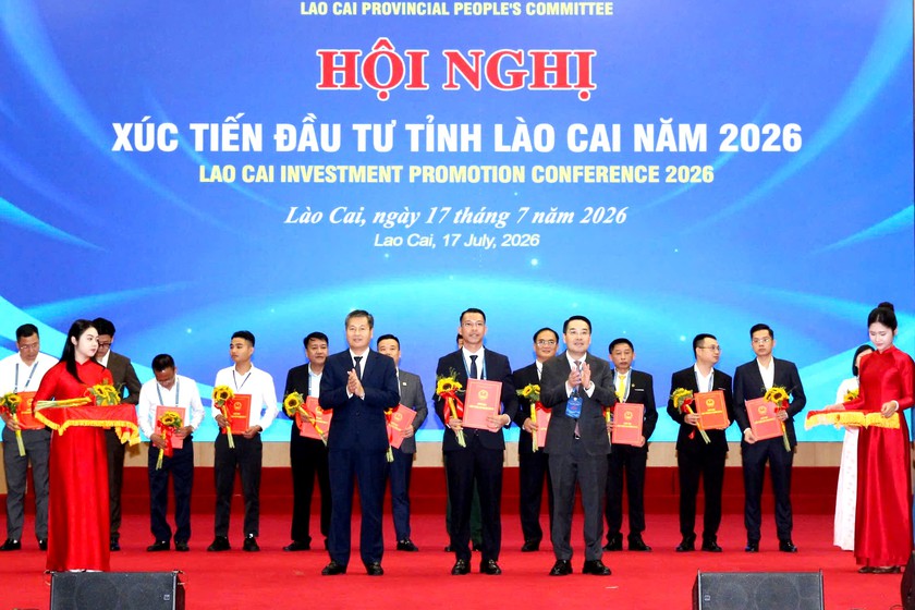 L&agrave;o Cai trao chủ trương đầu tư 24 dự &aacute;n, tổng vốn đăng k&yacute; hơn 24.160 tỉ đồng - Ảnh 1.