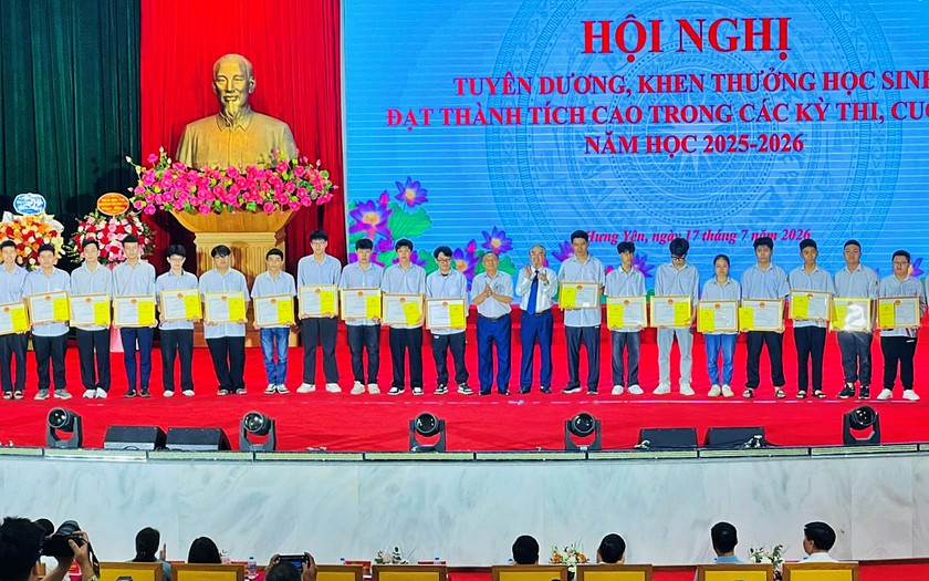 Hội Khuyến học Hưng Y&ecirc;n đồng h&agrave;nh tuy&ecirc;n dương, khen thưởng học sinh xuất sắc - Ảnh 9.