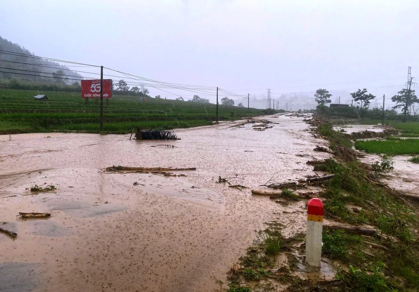 Lai Ch&acirc;u c&ocirc;ng bố khẩn cấp về thi&ecirc;n tai ở Mường Than do mưa lũ l&agrave;m t&ecirc; liệt giao th&ocirc;ng, v&ugrave;i lấp nhiều nh&agrave; cửa - Ảnh 5.