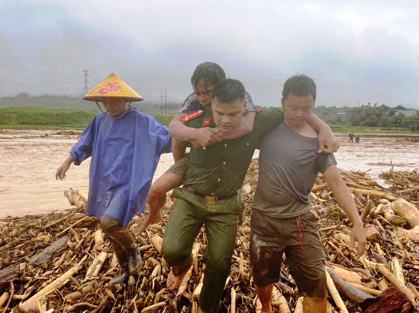 Lai Ch&acirc;u c&ocirc;ng bố khẩn cấp về thi&ecirc;n tai ở Mường Than do mưa lũ l&agrave;m t&ecirc; liệt giao th&ocirc;ng, v&ugrave;i lấp nhiều nh&agrave; cửa - Ảnh 7.