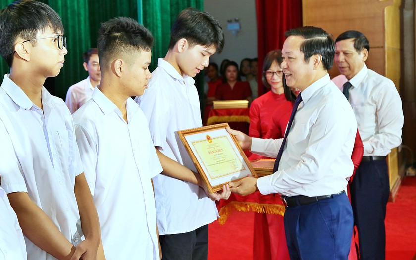 Hội Khuyến học Hưng Y&ecirc;n đồng h&agrave;nh tuy&ecirc;n dương, khen thưởng học sinh xuất sắc - Ảnh 1.