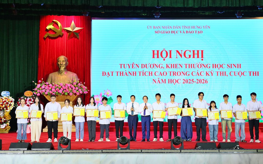 Hội Khuyến học Hưng Y&ecirc;n đồng h&agrave;nh tuy&ecirc;n dương, khen thưởng học sinh xuất sắc - Ảnh 3.