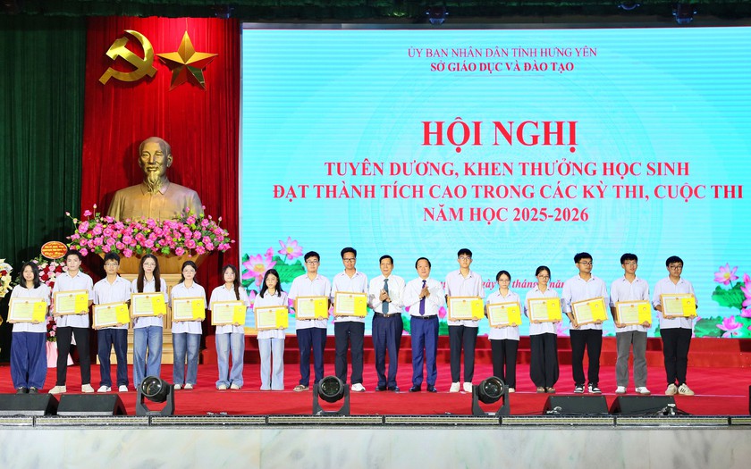 Hội Khuyến học Hưng Y&ecirc;n đồng h&agrave;nh tuy&ecirc;n dương, khen thưởng học sinh xuất sắc - Ảnh 4.