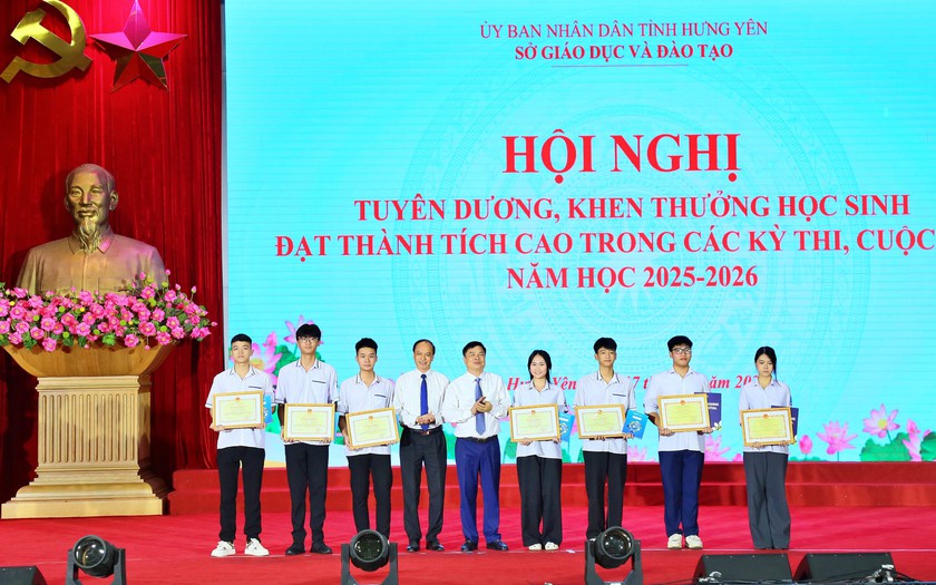 Hội Khuyến học Hưng Y&ecirc;n đồng h&agrave;nh tuy&ecirc;n dương, khen thưởng học sinh xuất sắc - Ảnh 7.