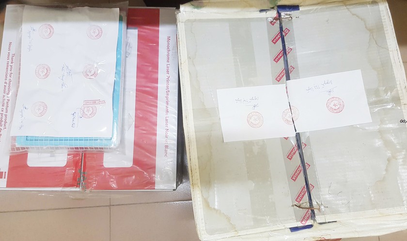 Bắt chủ tiệm photocopy in ấn hơn 1.000 tài liệu, hình dấu giả mạo - Ảnh 2.