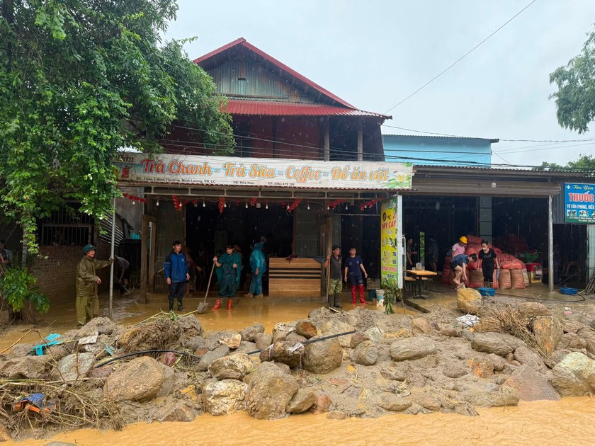 Lào Cai: Mưa lớn làm hỏng hàng trăm nhà ở, vùi lấp nhiều hoa màu, cây trồng vật nuôi của người dân - Ảnh 4.