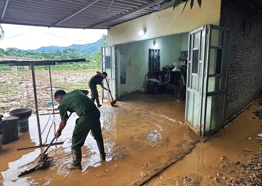 Lào Cai: Mưa lớn làm hỏng hàng trăm nhà ở, vùi lấp nhiều hoa màu, cây trồng vật nuôi của người dân - Ảnh 8.