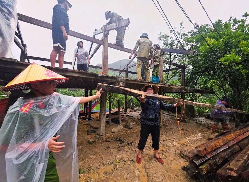 Lào Cai: Mưa lớn làm hỏng hàng trăm nhà ở, vùi lấp nhiều hoa màu, cây trồng vật nuôi của người dân - Ảnh 9.
