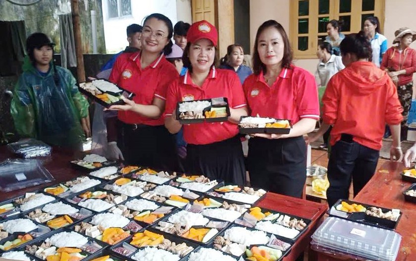 Những suất cơm nghĩa tình ở "tâm lũ" Mường Than - Ảnh 1.