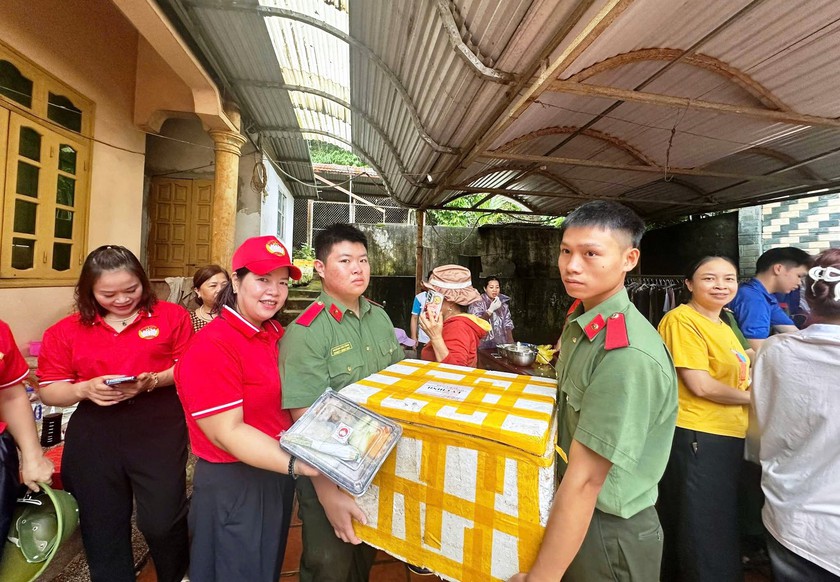 Những suất cơm nghĩa tình ở "tâm lũ" Mường Than - Ảnh 4.