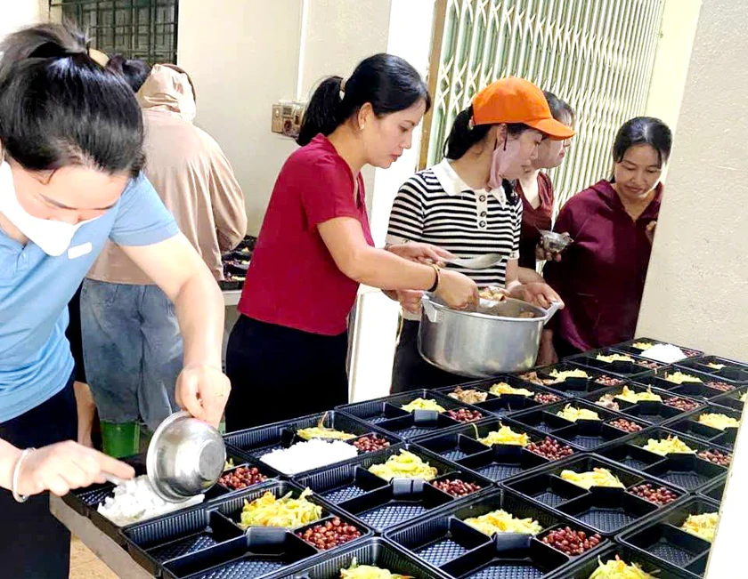 Những suất cơm nghĩa tình ở "tâm lũ" Mường Than - Ảnh 2.