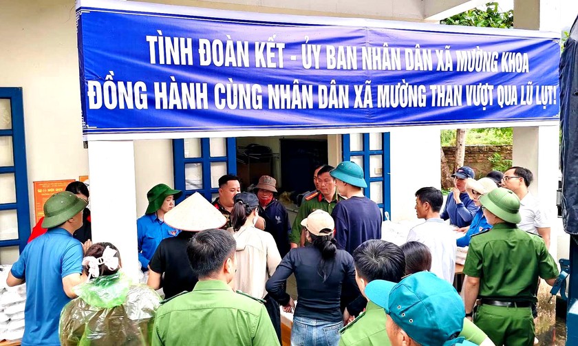 Những suất cơm nghĩa tình ở "tâm lũ" Mường Than - Ảnh 5.
