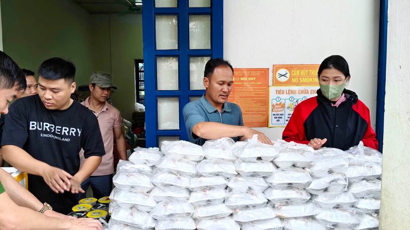 Những suất cơm nghĩa tình ở "tâm lũ" Mường Than - Ảnh 6.