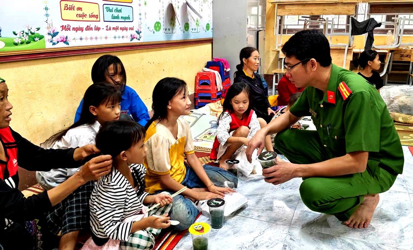 Những suất cơm nghĩa tình ở "tâm lũ" Mường Than - Ảnh 8.