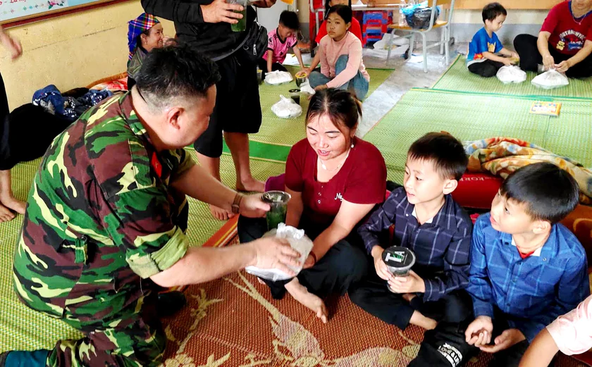 Những suất cơm nghĩa tình ở "tâm lũ" Mường Than - Ảnh 7.