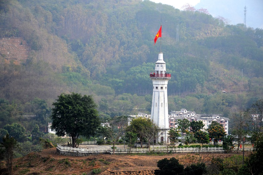 L&agrave;o Cai đưa ra 2 phương &aacute;n cải tạo, n&acirc;ng cấp cột cờ bi&ecirc;n giới Lũng P&ocirc; - Ảnh 3.