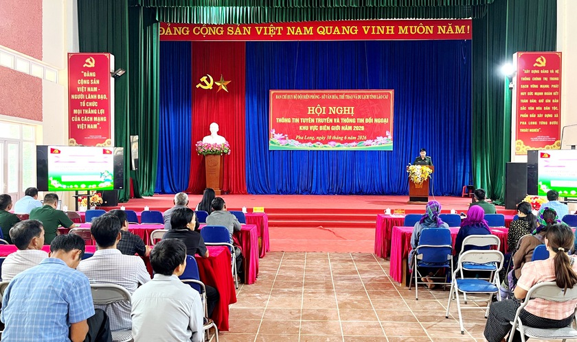 Bộ đội Bi&ecirc;n ph&ograve;ng đưa b&igrave;nh d&acirc;n học vụ số đến đồng b&agrave;o v&ugrave;ng cao, bi&ecirc;n giới L&agrave;o Cai - Ảnh 1.