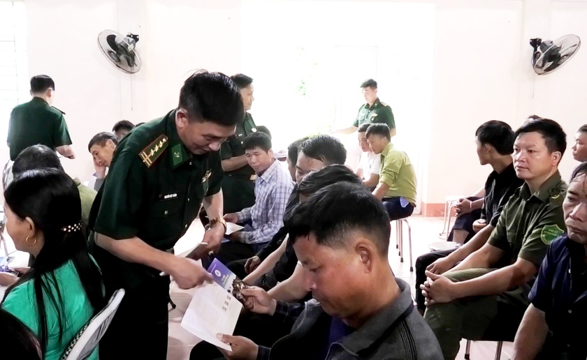 Bộ đội Bi&ecirc;n ph&ograve;ng đưa b&igrave;nh d&acirc;n học vụ số đến đồng b&agrave;o v&ugrave;ng cao, bi&ecirc;n giới L&agrave;o Cai - Ảnh 2.