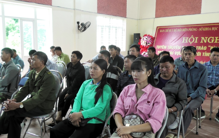 Bộ đội Bi&ecirc;n ph&ograve;ng đưa b&igrave;nh d&acirc;n học vụ số đến đồng b&agrave;o v&ugrave;ng cao, bi&ecirc;n giới L&agrave;o Cai - Ảnh 3.