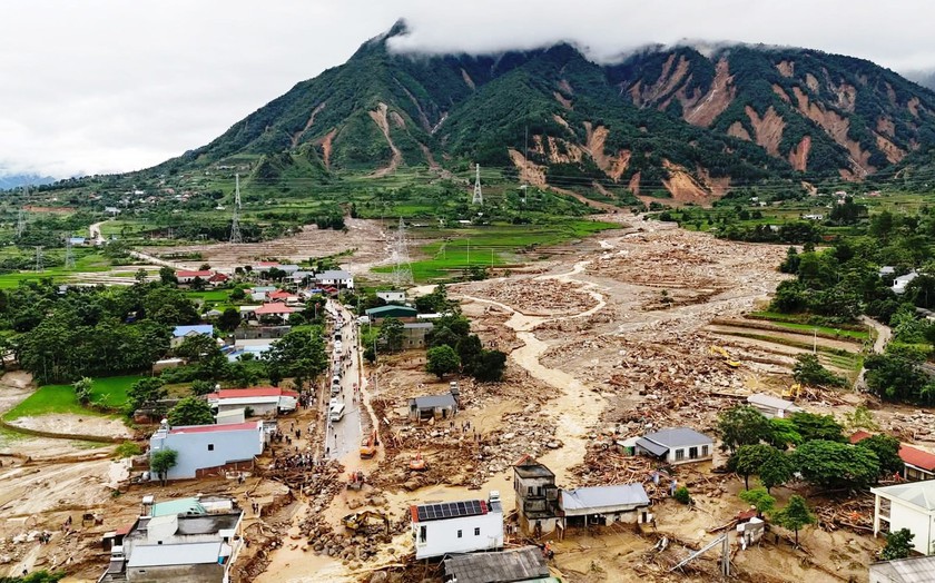 Vị Chủ tịch xã và người lái máy cày ở tâm lũ Mường Than - Ảnh 10.