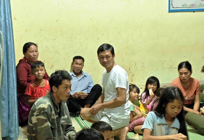 Vị Chủ tịch xã và người lái máy cày ở tâm lũ Mường Than - Ảnh 2.