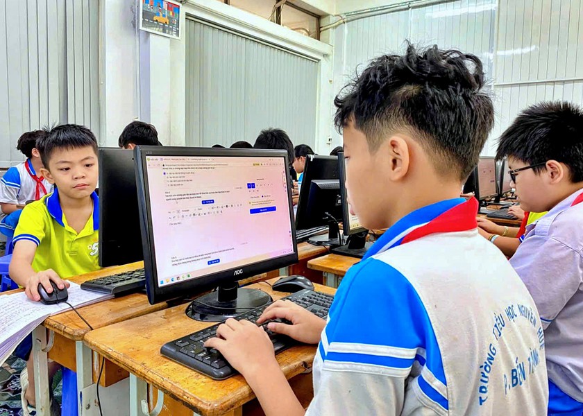 Thành phố Hồ Chí Minh đưa kiểm tra trên máy tính vào trường tiểu học - Ảnh 1.