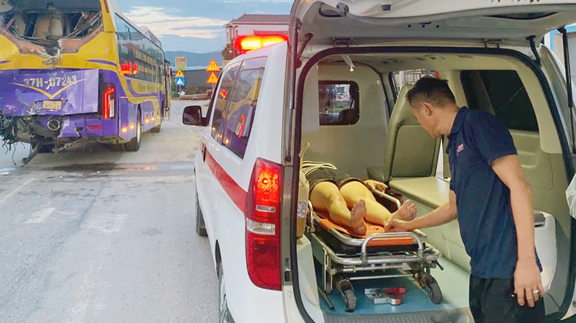 Hai xe khách húc đầu vào đuôi xe trên quốc lộ 1, khiến 3 người trọng thương - Ảnh 3.