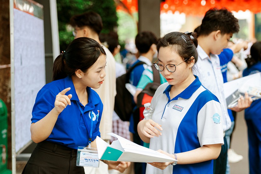 Bộ Giáo dục và Đào tạo yêu cầu rà soát hơn 125.000 hồ sơ tuyển sinh chưa được duyệt minh chứng - Ảnh 1.